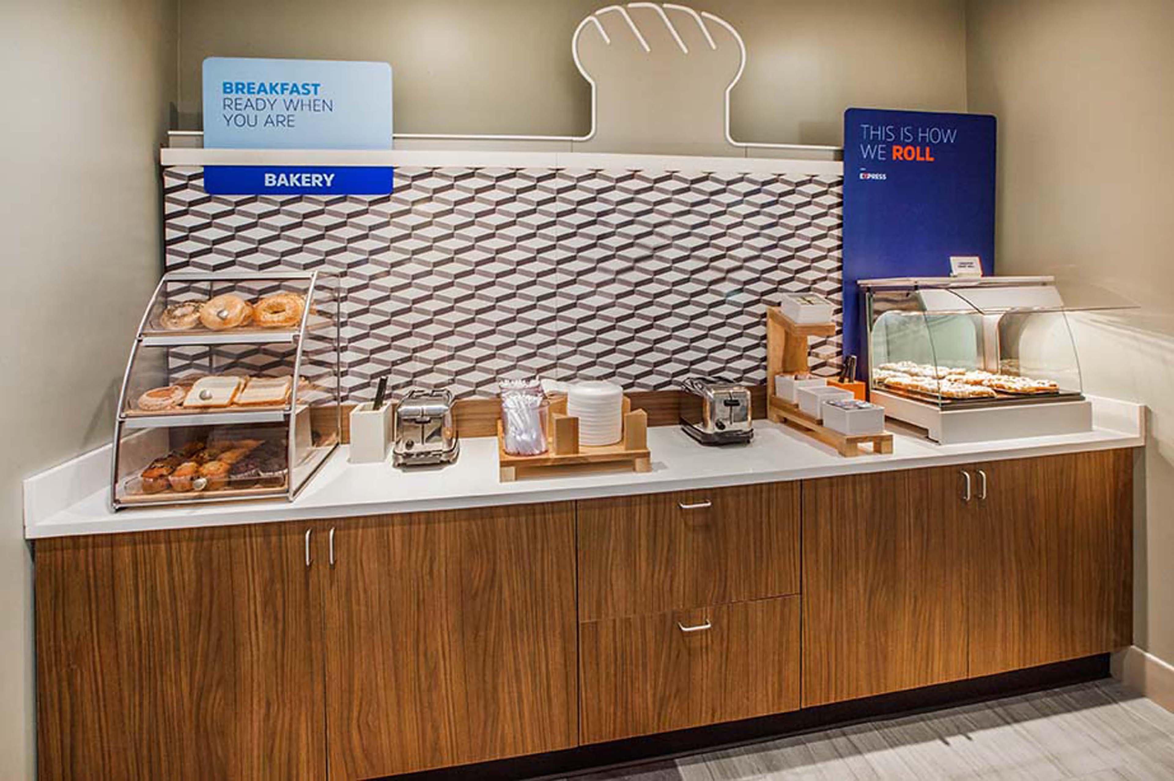 Holiday Inn Express & Suites - Huntsville Airport By Ihg Мадисън Екстериор снимка