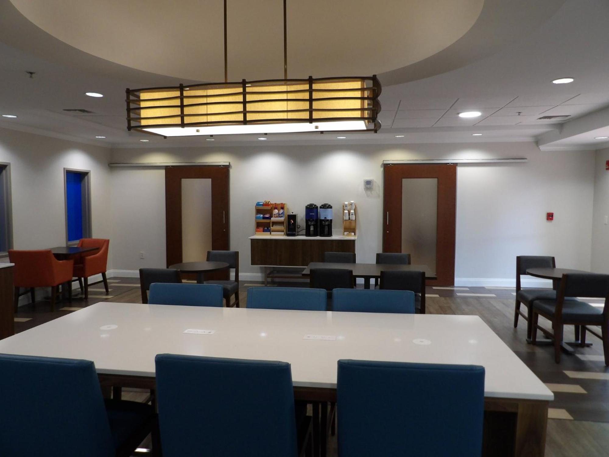 Holiday Inn Express & Suites - Huntsville Airport By Ihg Мадисън Екстериор снимка